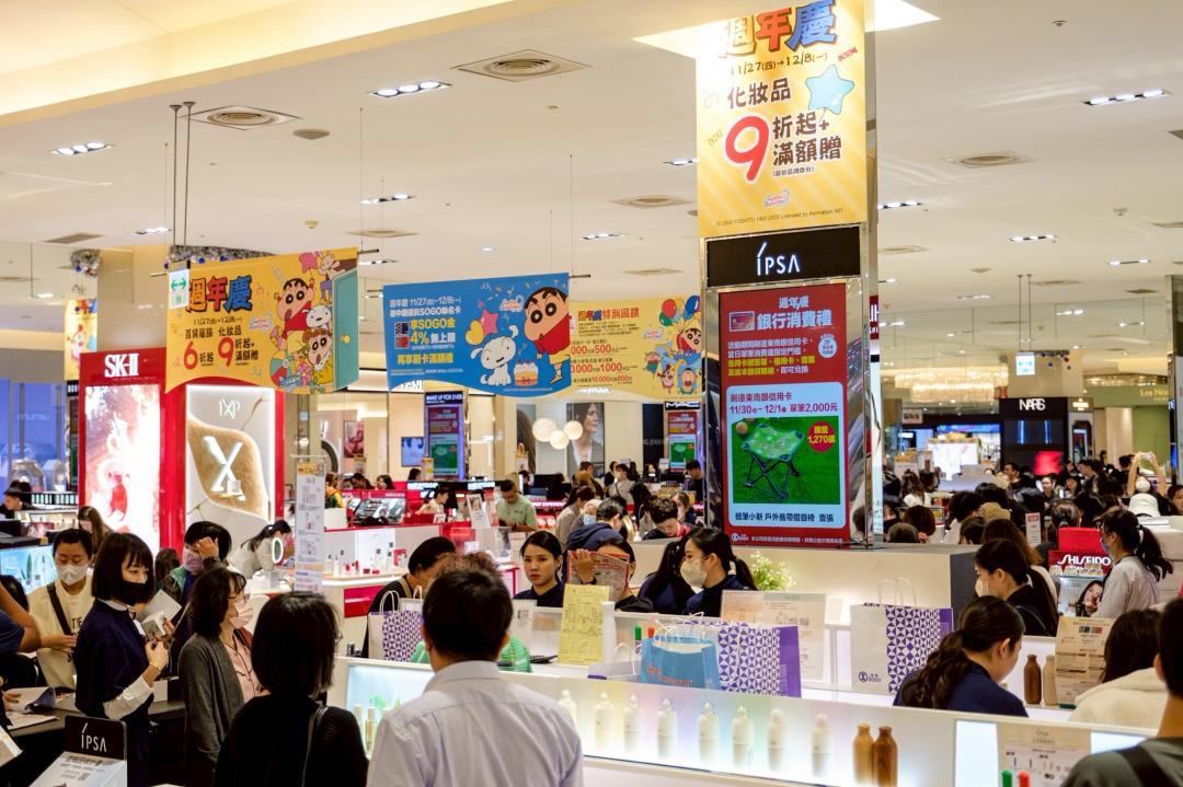 受惠於氣溫轉涼、政府普發萬元帶動民眾消費意願，週年慶業績亮眼。