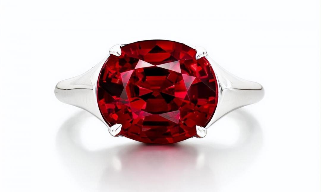 一顆5.33克拉莫三比克緋紅色Crimson Red 寶石戒指以港幣431萬(約台幣1,750萬)成交，證明新興產區已獲國際市場認可。