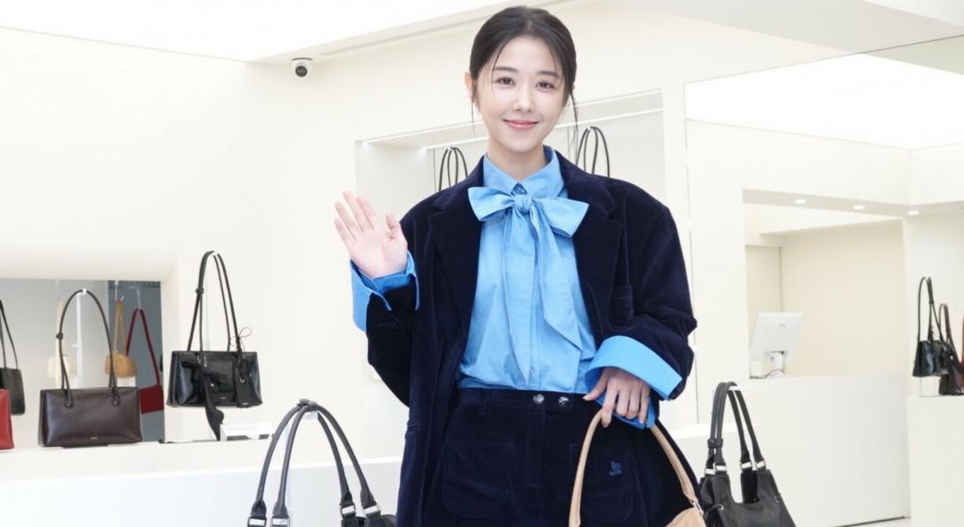 邵雨薇以俐落造型搭配STAND OIL話題包款Mushy Bag min勾勒率性氣質。（圖／記者潘少棠攝）