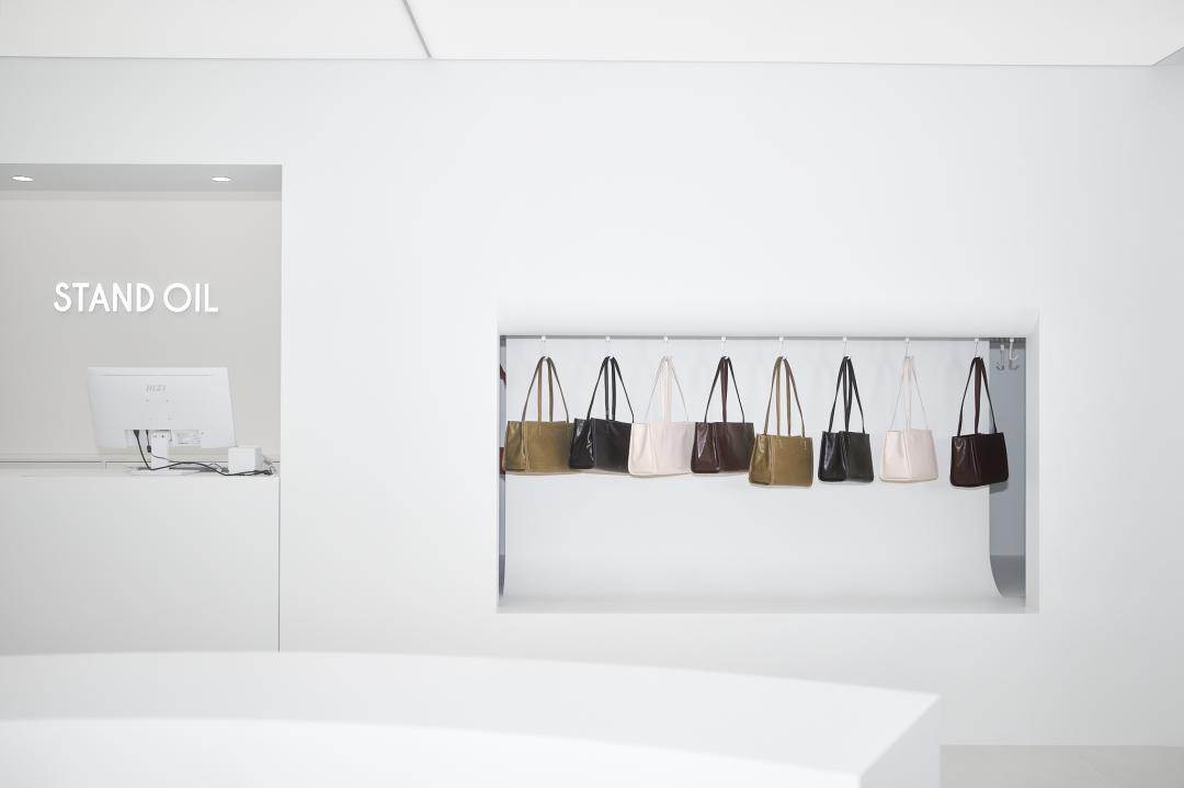 店內復刻首爾聖水洞本店的質感風格，並加入旋轉包包展示架強化潮流氛圍。