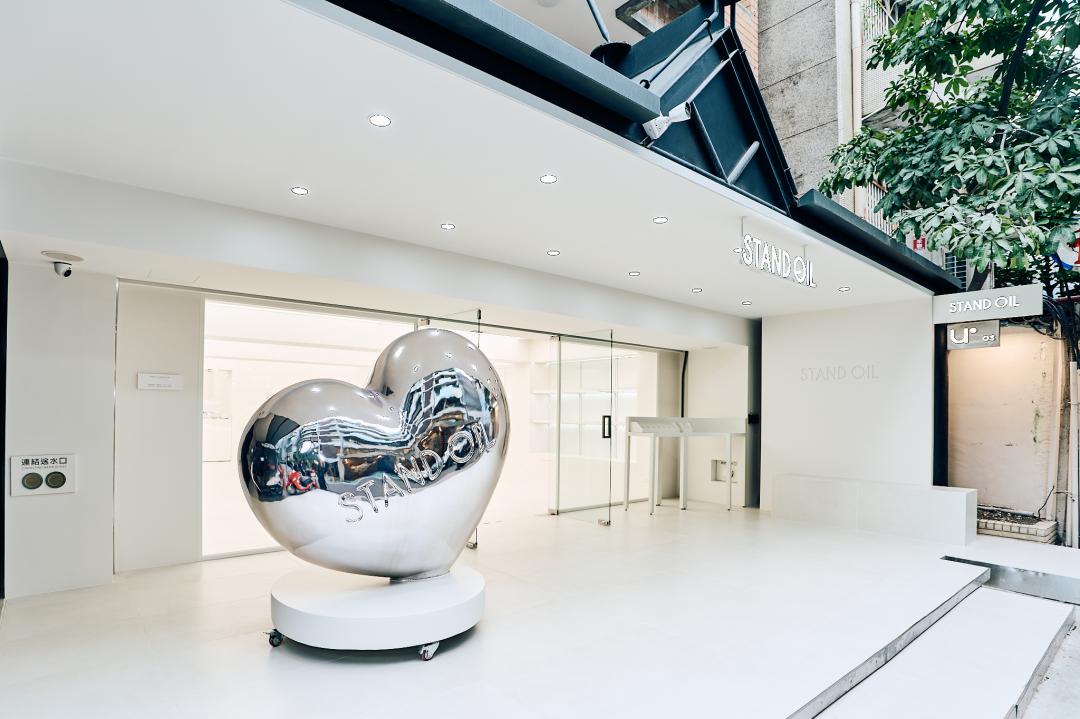 STAND OIL台灣首間旗艦店選址中山區，店外以巨型愛心裝置營造前衛風格。