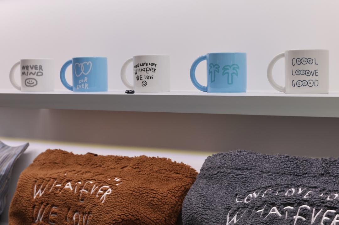 除了服裝之外，也推出許多生活小物。