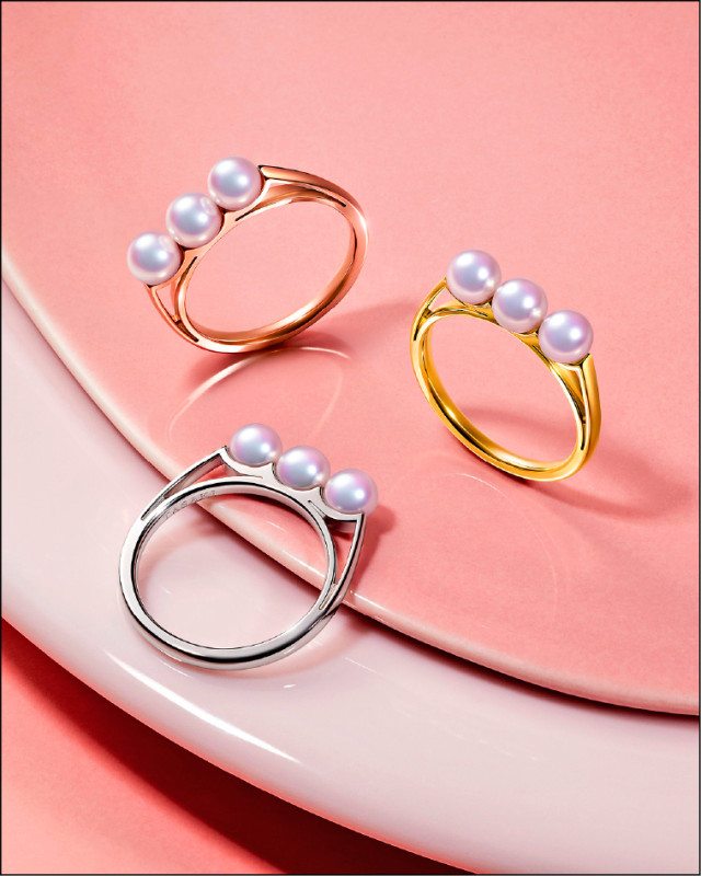 全新balance light戒指外型更纖細輕盈。18K黃金款52,500元（圖右）、18K櫻花金款53,800元（圖上）、鉑金款，價格店洽（圖下）。