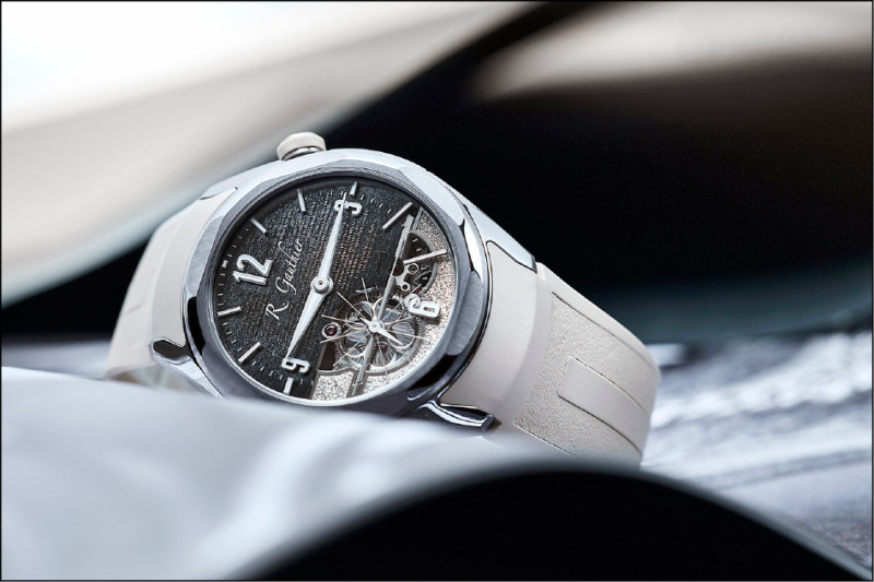 Romain Gauthier C by Romain Gauthier 2025 20週年紀念款，品牌運用金屬沉積技術，將創辦人親筆撰寫、獻給藏家的法文文字呈現於錶盤上，2,980,000元。