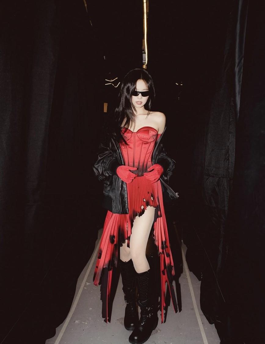 Jennie這身來自高級訂製品牌Robert Wun的紅色造型，些微燒焦的視覺更顯火辣性感。（翻攝自instagram）