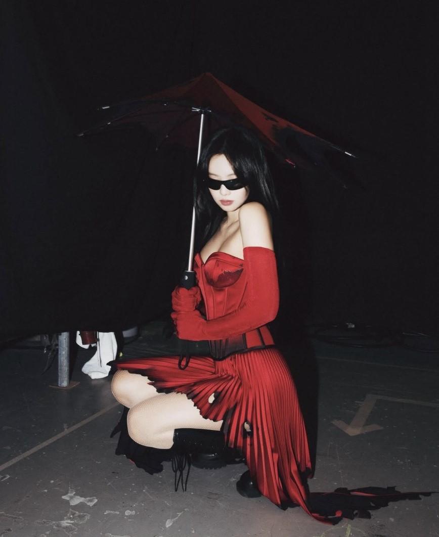 馬甲造型加上裙襬開衩展現完美身段。（翻攝自instagram）