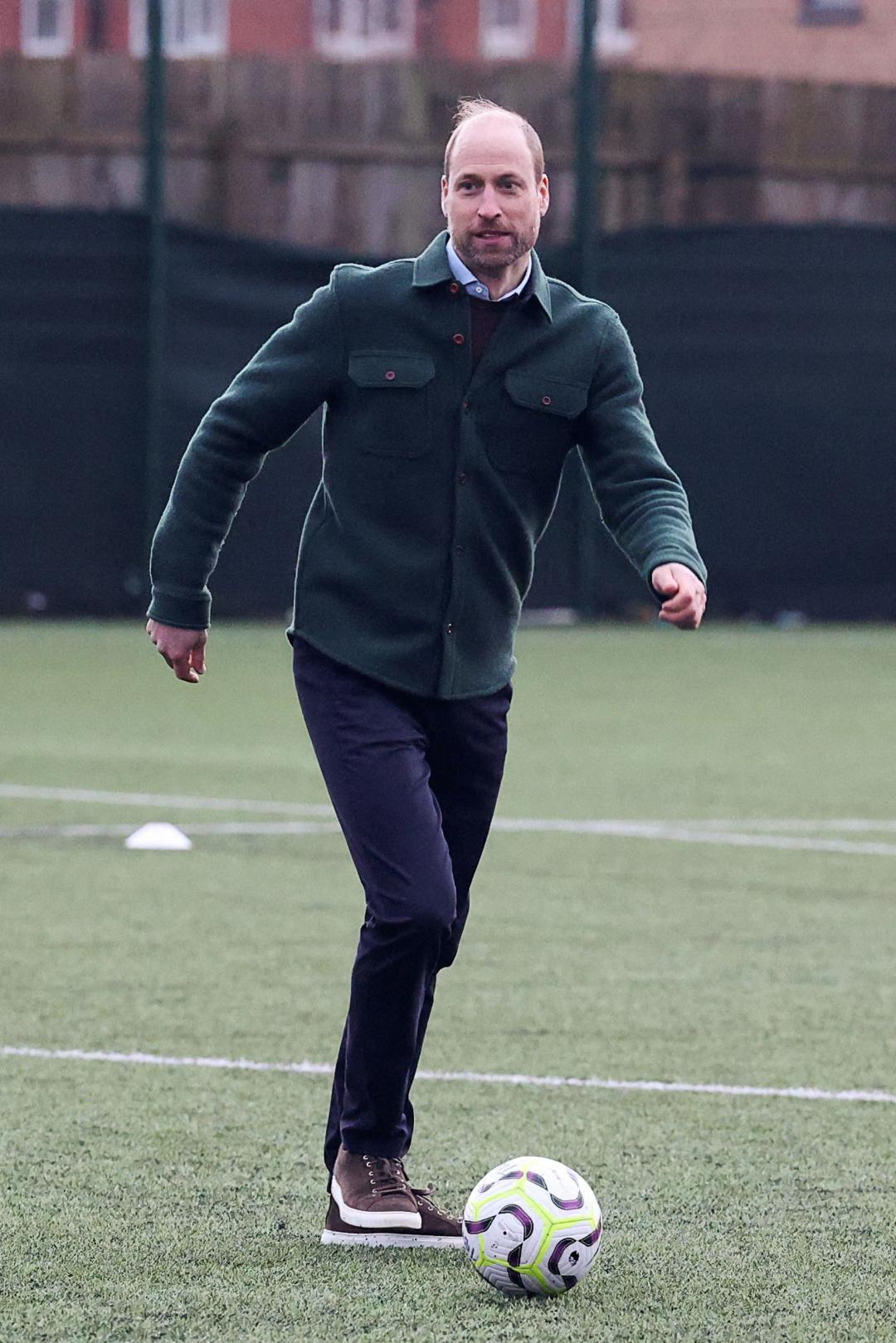 威廉王子(右)喜歡穿襯衫式外套，完美平衡正裝與休閒。(法新社)