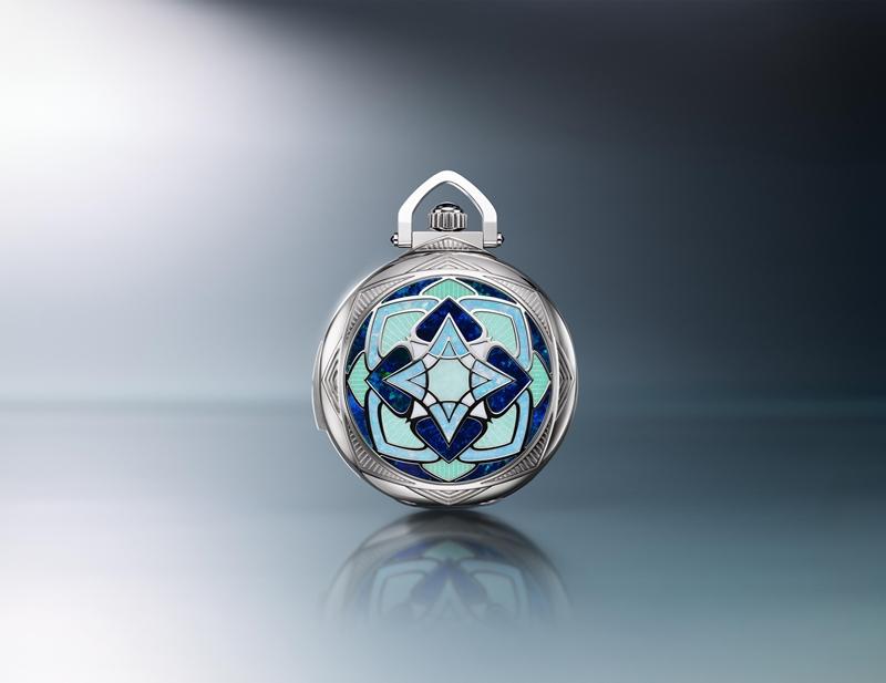 馬賽克雙層底蓋鑲嵌青綠玉與乳白蛋白石。（Parmigiani Fleurier提供）