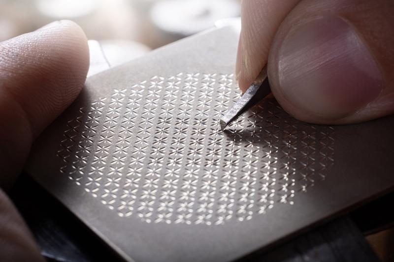 以手工雕刻描繪棕櫚葉脈錶盤。（Parmigiani Fleurier提供）