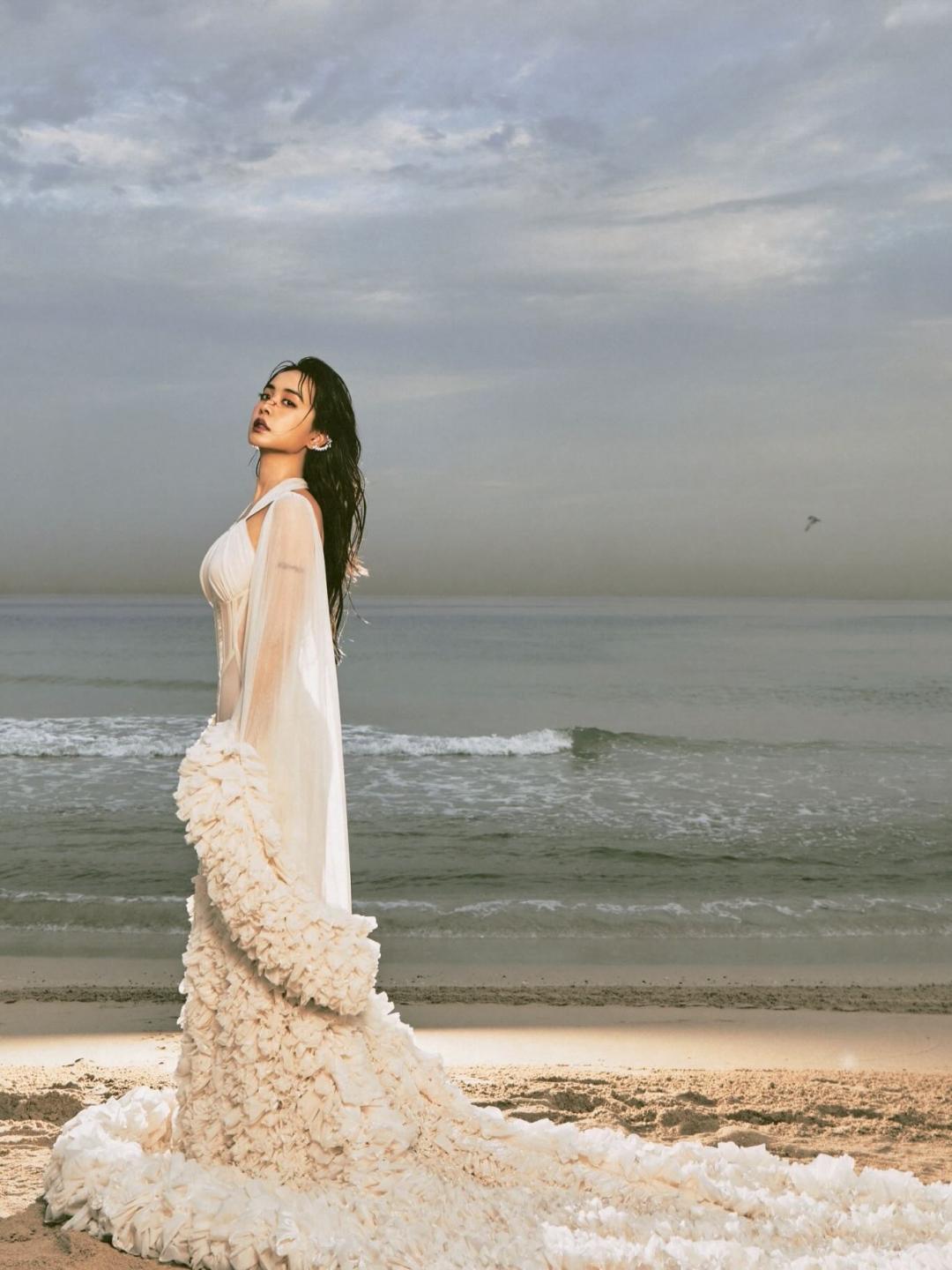 白色女神妝造型與海天一色完美交織。（翻攝自instagram）