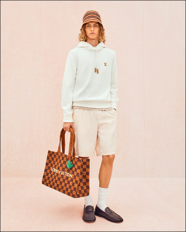 拉菲草編織的Damier棋盤格托特包，搭配萌趣的青蛙吊飾讓人印象深刻。