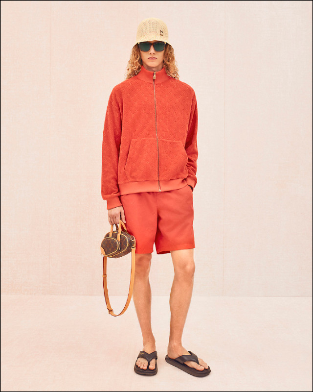 LV Flip涼鞋選用黑色或棕色光滑小牛皮，為足上風格挹注隨興氣息。