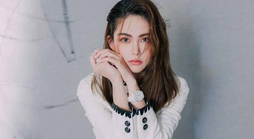 昆凌性感近照狀態好到發光！復古黑禮服曝迷人鎖骨、精緻側顏超搶鏡