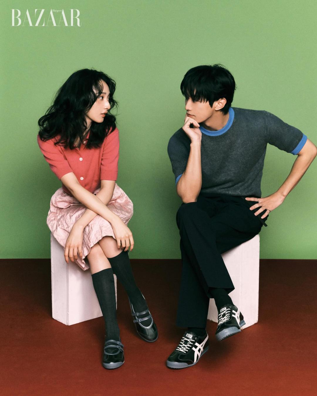 李沐著MIU MIU、振永穿PRADA，兩人皆搭配鬼塚虎運動鞋，「情侶裝」散發甜蜜感。