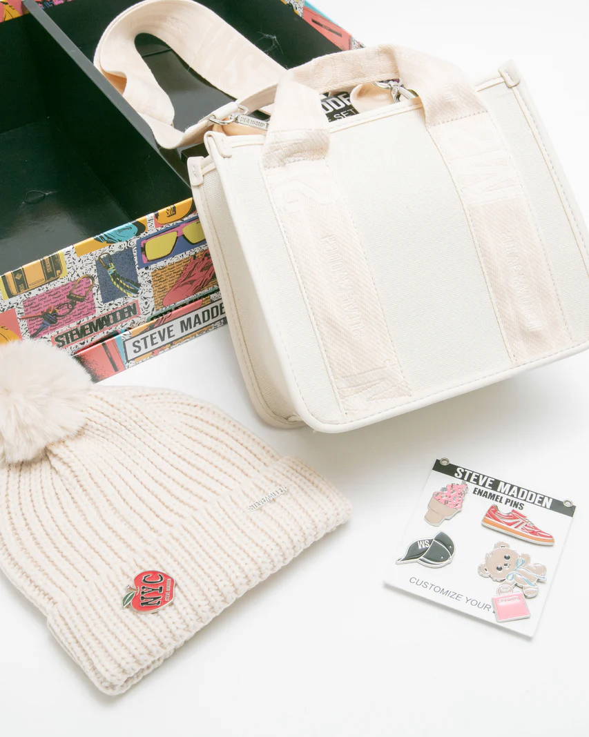 官網限定禮盒LOGO寬帶兩用包／潮流徽章毛帽禮盒，雙12特價NT$1,512元。