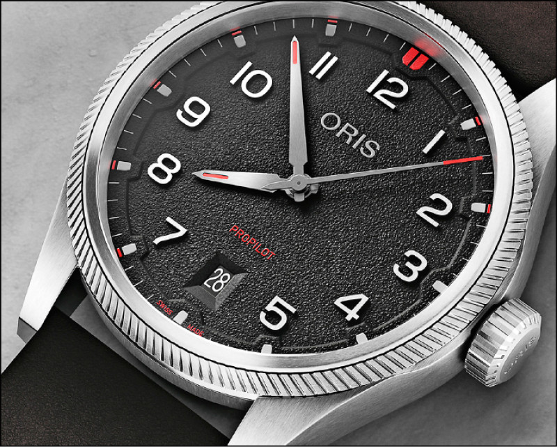 立體拉絲阿拉伯數字設計讓讀時更清晰。Oris ProPilot日期腕錶，曜巖黑，皮革錶帶款，71,800元。