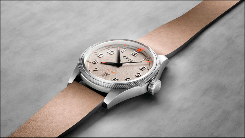 Oris ProPilot日期腕錶，巖白灰，皮革錶帶款，71,800元。