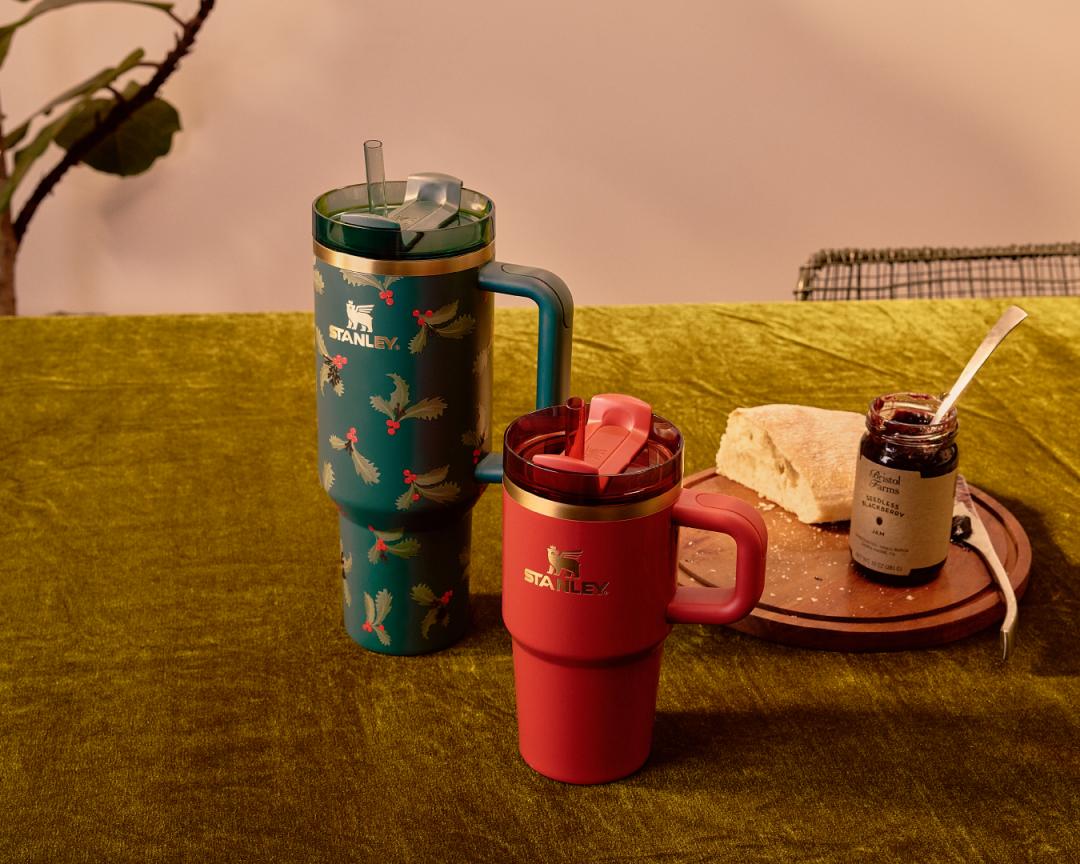 Quencher冒險系列吸管隨手杯Holiday Botanical耶誕派對0.88L 1,380元、Holly Berry Gloss耶誕莓果紅0.59L 1,180元。