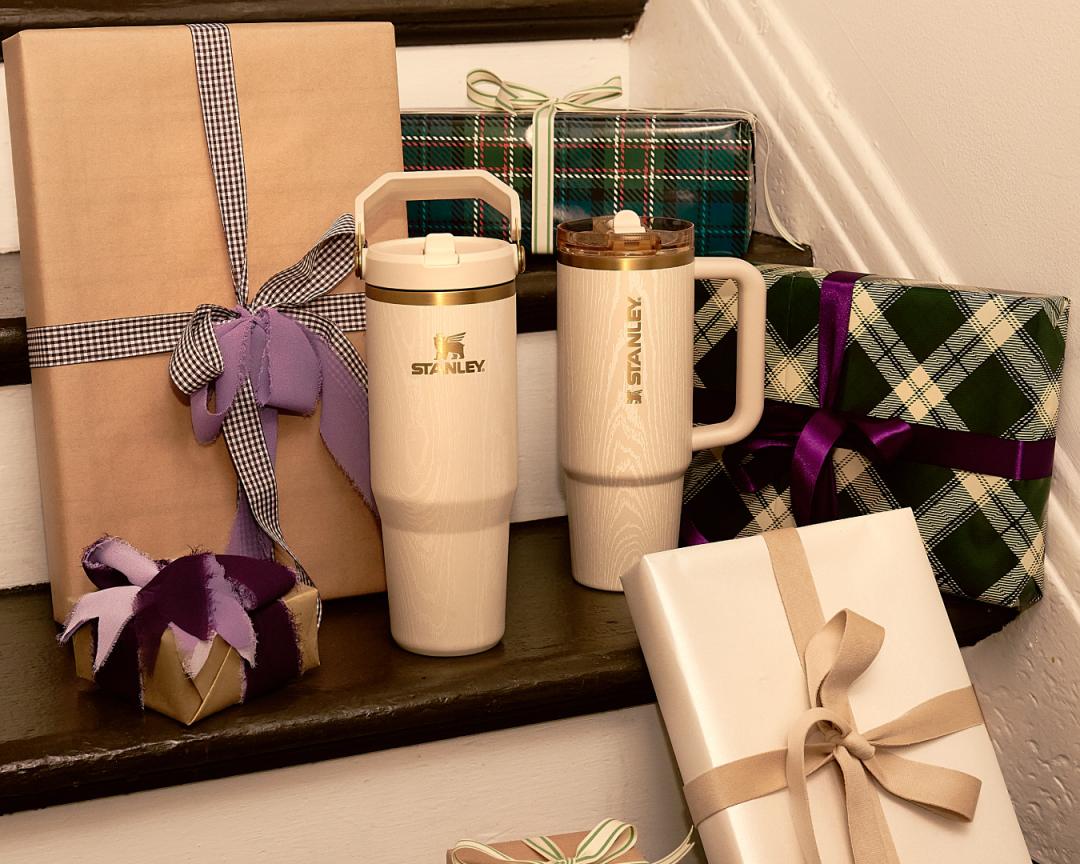 .IceFlow手提吸管杯Redwood Woodgrain冬日木屋0.88L 1,380元、Quencher Protour防漏吸管隨手杯edwood Woodgrain冬日木屋0.88L 1,450元。