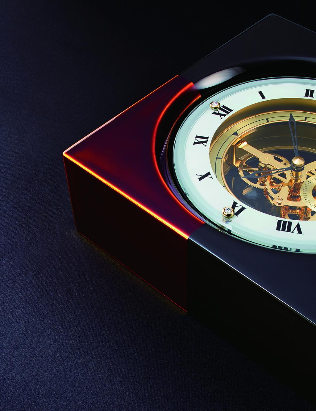 金箔細緻嵌入其中，光線於表層折射出華麗的暈彩，不同角度下閃現出深紅與金色交織的層次之美。