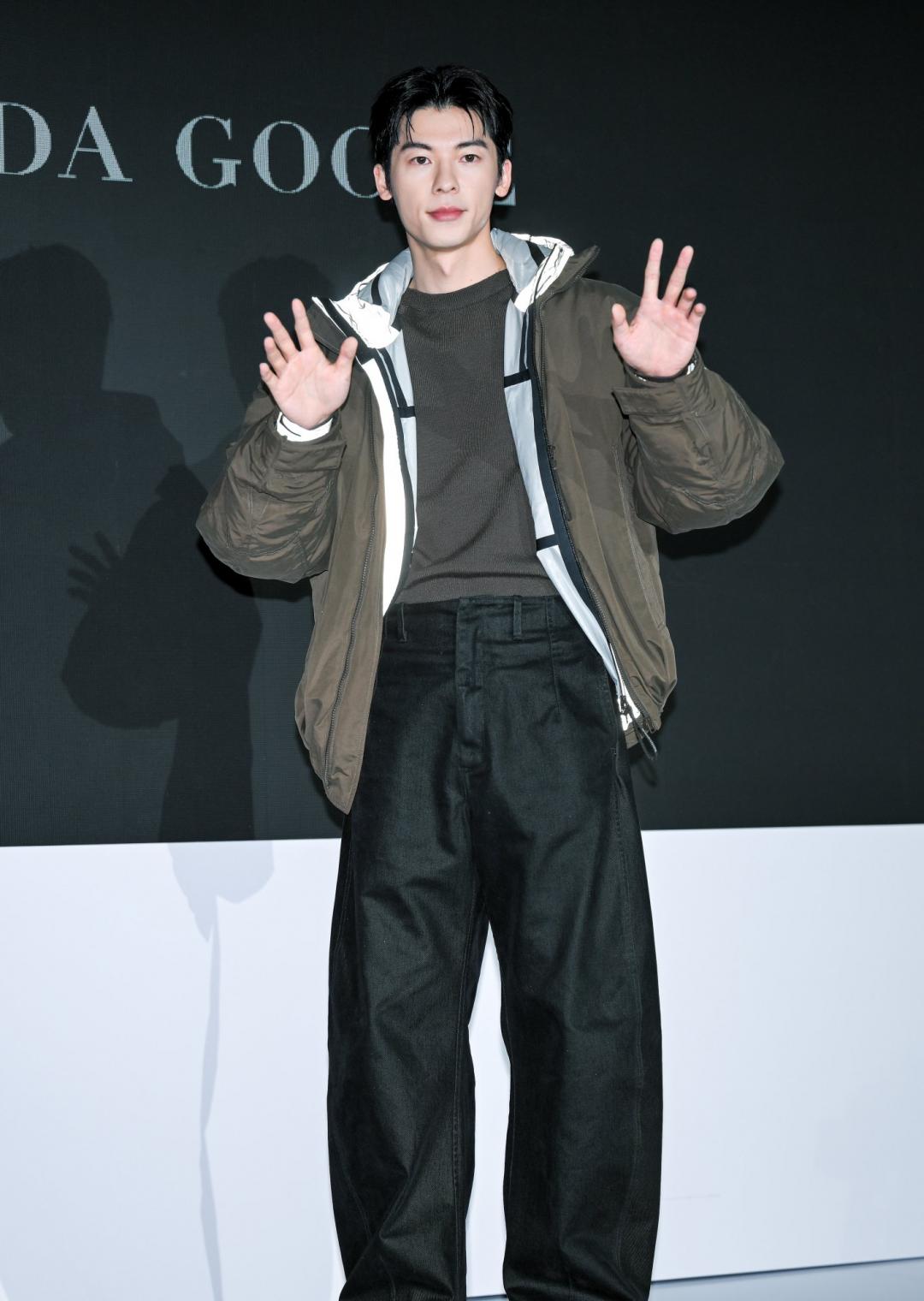 許光漢著Snow Goose by Canada Goose膠囊系列Shift夾克（NT$65,900）搭配Merge反光夾（NT$41,500）展現冬日亮眼風格。（圖／記者王文麟攝）