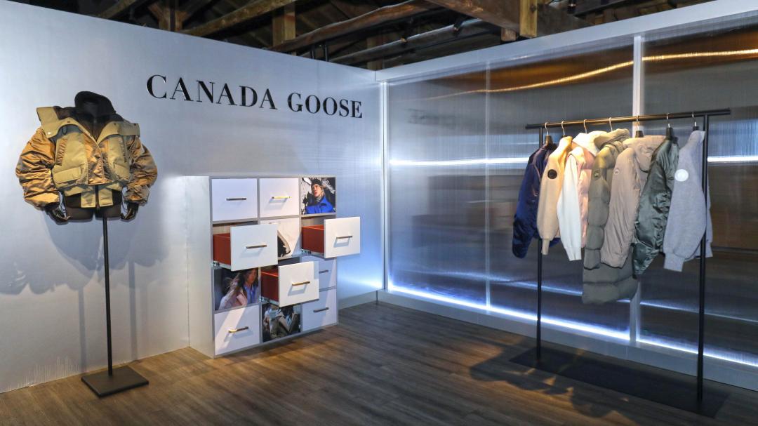 秋冬系列重點單品Chilliwack飛行員外套，揉合經典設計與現代美學，並透過全新剪裁強調肩線與比例，重塑俐落輪廓。