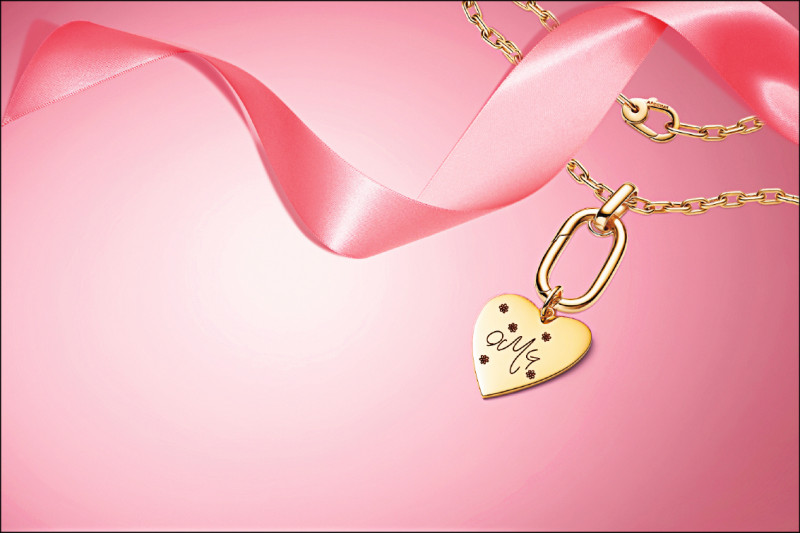 莫莉為Pandora設計耶誕系列，鐫刻她的口頭禪「OMG」，項鍊、吊墜套組7,980元。