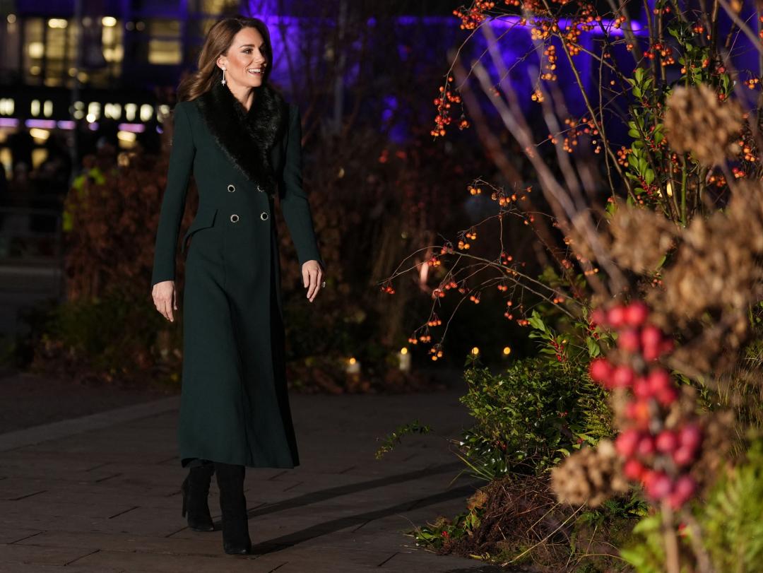 近日凱特鍾愛綠色系，日前在皇室耶誕行程中也是披上綠色大衣成為優雅焦點。（美聯社）