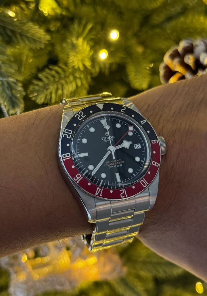 周杰倫曬出他的Black Bay GMT腕錶，錶盤6點鐘位置藏驚喜。(翻攝自IG)