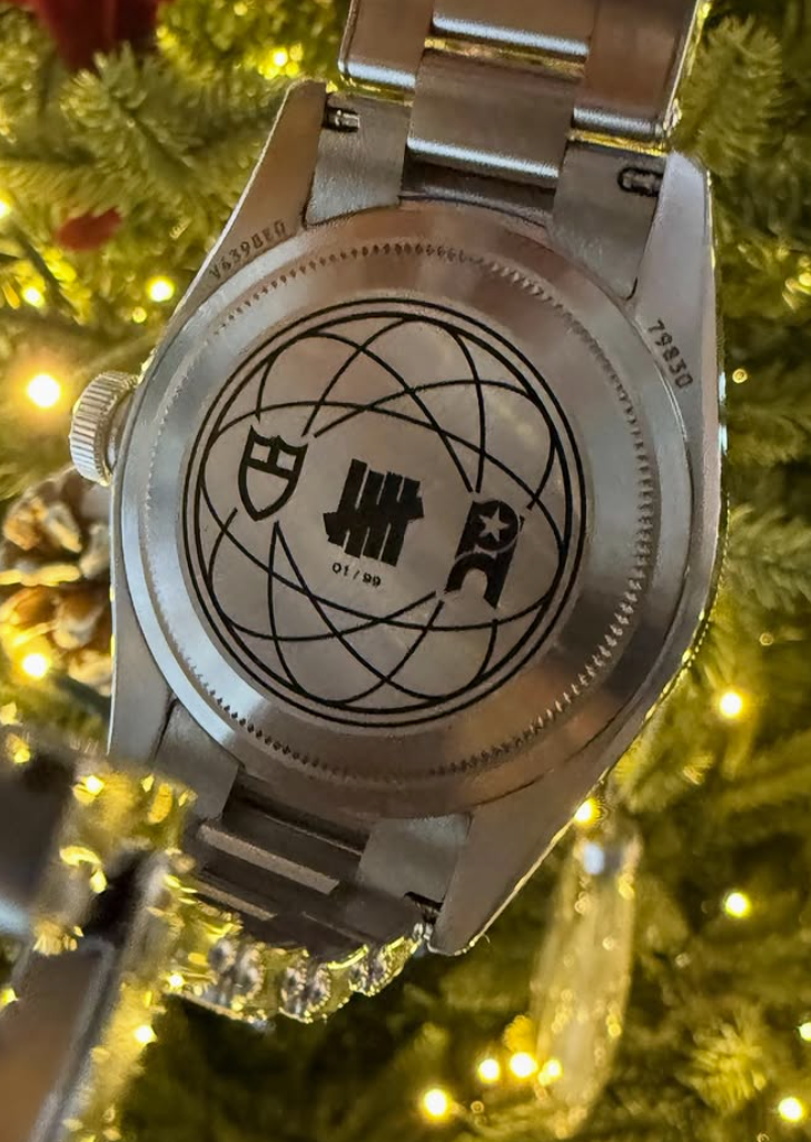 錶底蓋印有三品牌LOGO，周杰倫的腕錶編號是01。(翻攝自IG)