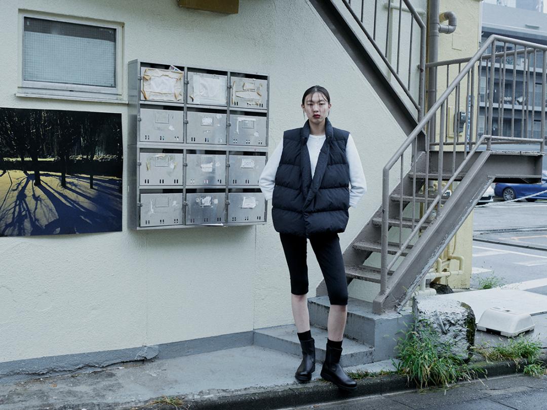 agnès b.ＸABODE OF SNOW Mila Vest羽絨背心，售價NT$34,980元。