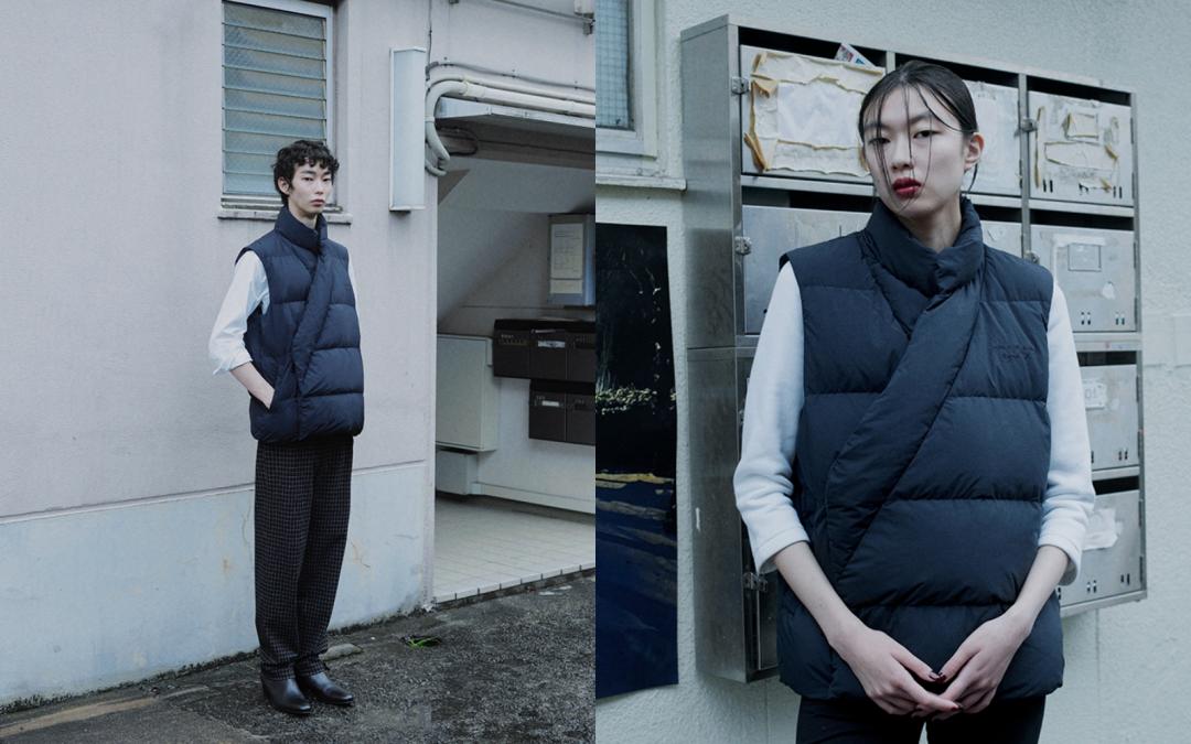 agnès b.ＸABODE OF SNOW聯名系列推出兩款羽絨單品，皆為男女適穿的中性款設計，斜襟剪裁十分別緻。