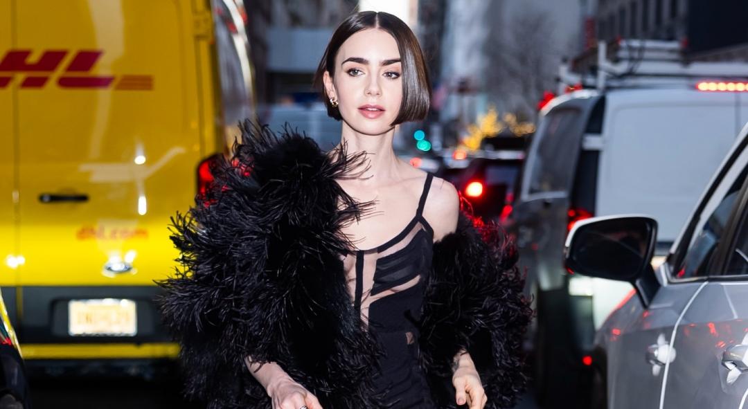 莉莉柯林斯見偶像，穿28年前骨董衣火辣亮相。