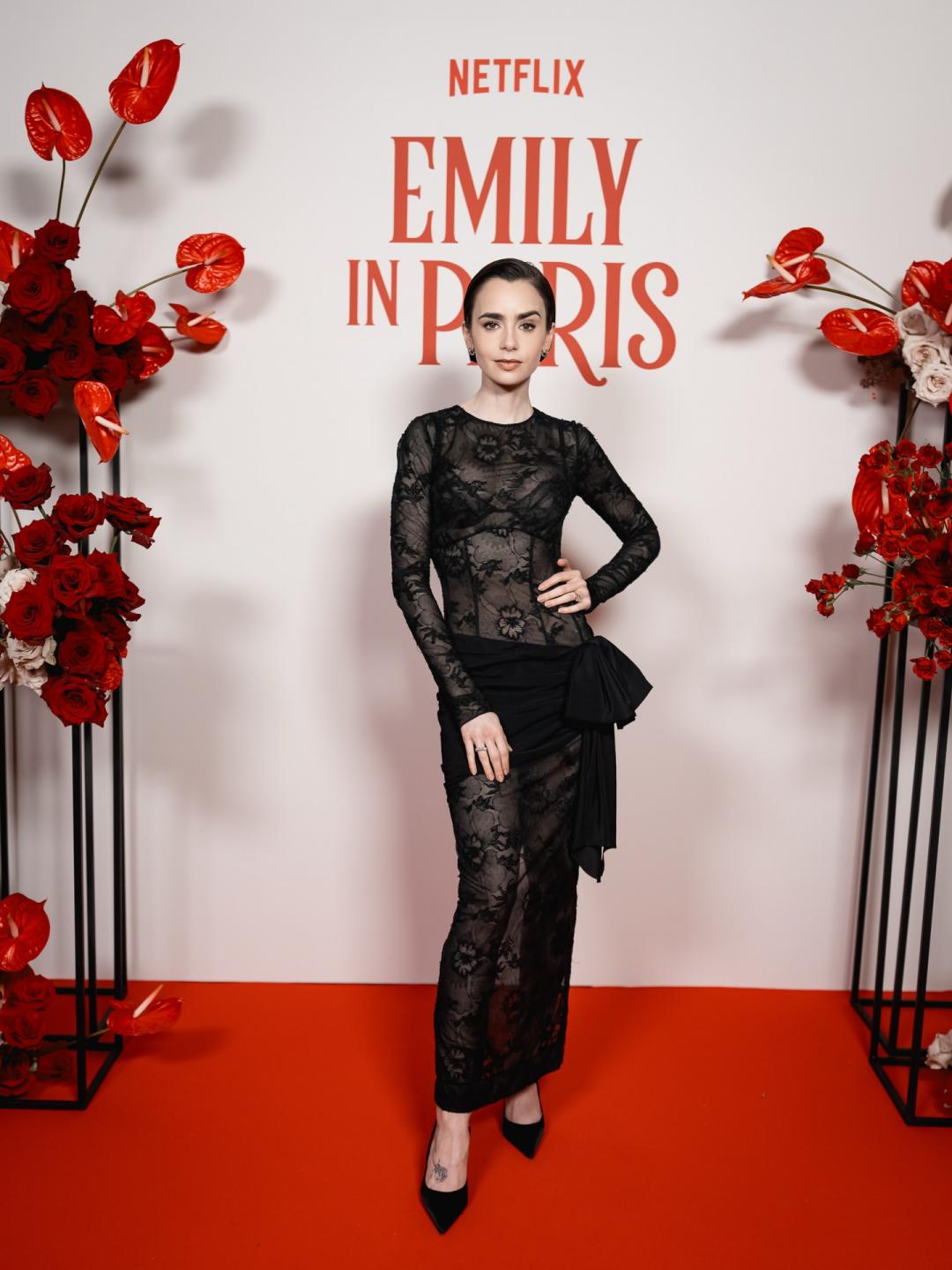 這套Alessandra Rich黑色蕾絲洋裝，性感度再升級，同樣引爆討論。