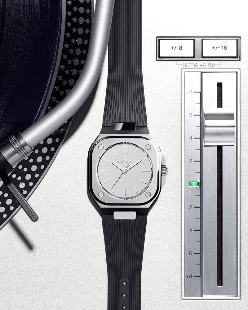 搭配黑色膠帶賦予腕錶運動個性感。（Bell & Ross提供）