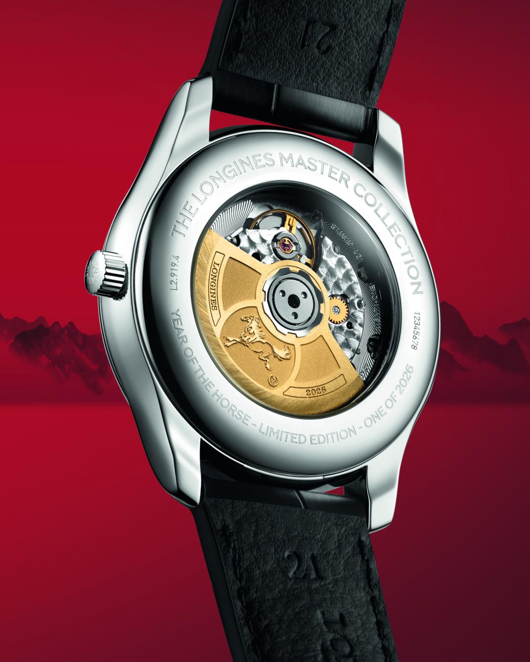 機芯自動盤鐫刻駿馬奔騰圖案，以及徐悲鴻落款。