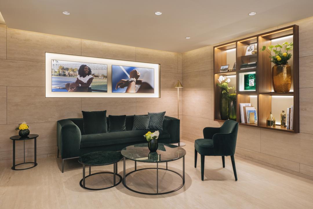 專賣店以綠色和金色為主軸。