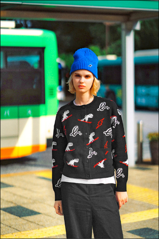 SPORT b.耶誕限定毛衣系列，描繪招牌角色Dino恐龍歡度滑雪假期的畫面，7,580元。