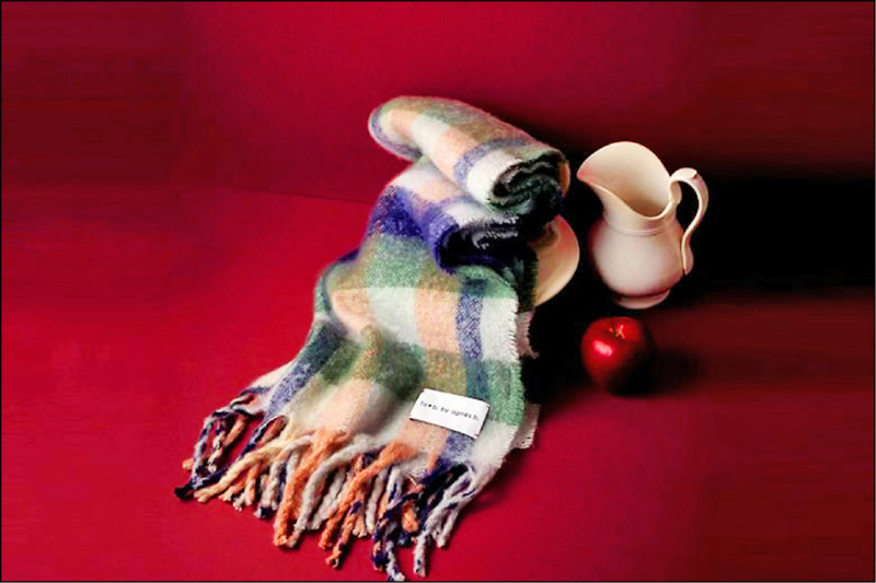 To b. by agnès b.格紋寬版圍巾，低飽和配色展現溫柔風格，2,580元。