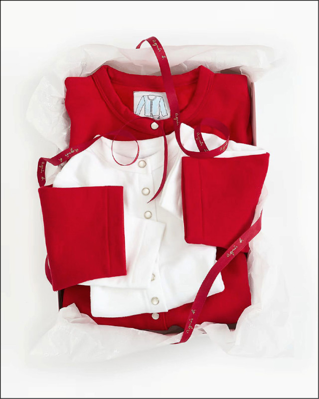 agnès b.耶誕禮選系列以洋溢法式美學的設計結合節慶色調，為年末佳節捎來溫暖氛圍。Le Classique紅色開襟外套，7,980元；經典白色開襟外套（童裝），3,280元。