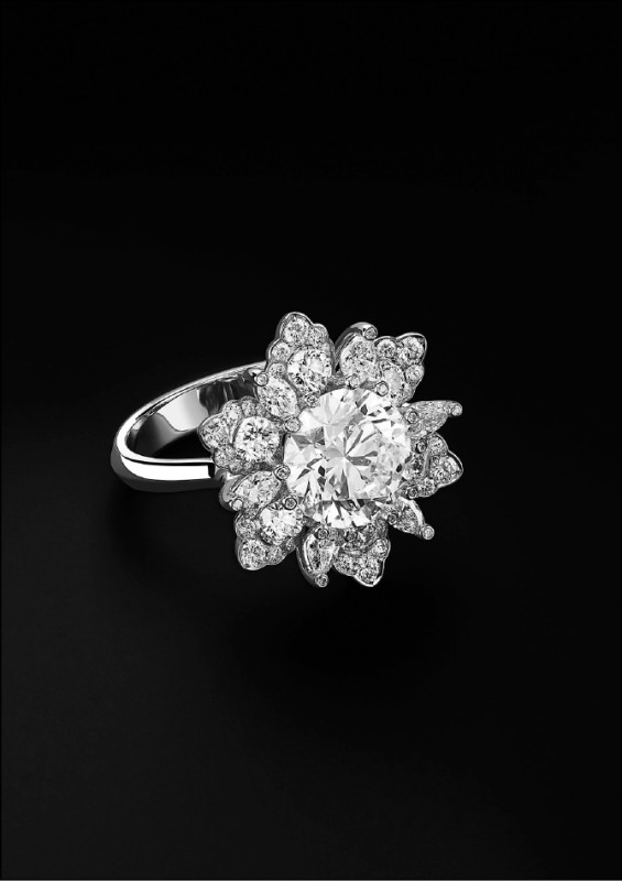 蕭邦Haute Joaillerie高級珠寶系列戒指，雪花幾何圖案設計的中央，鑲嵌一顆大克拉數的明亮式切割鑽石，尤為醒目。