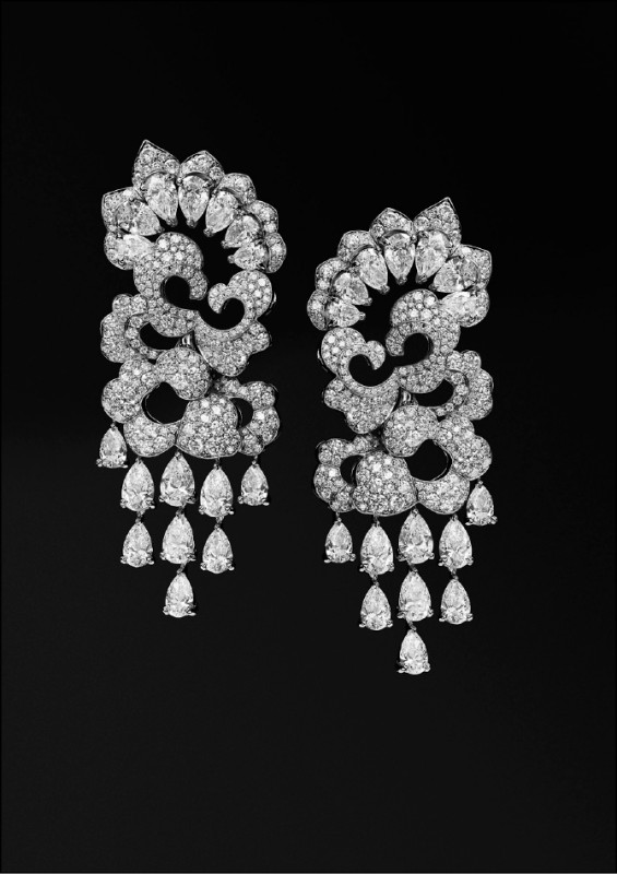 Haute Joaillerie高級珠寶系列耳環，選用符合倫理道德標準的18K白金耳環與鑽石，勾勒蕾絲般柔軟細膩的樣態。