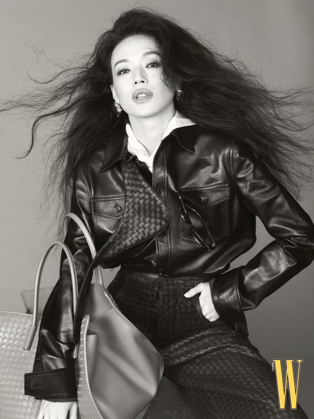 完美駕馭代言精品品牌Bottega Veneta最新作品。（翻攝自weibo）