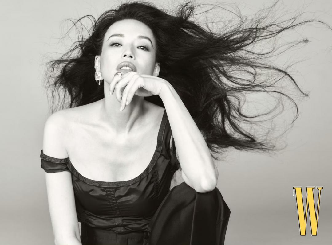 這身性感低胸剪裁的洋裝，展現舒淇凍齡好身材。（翻攝自weibo）