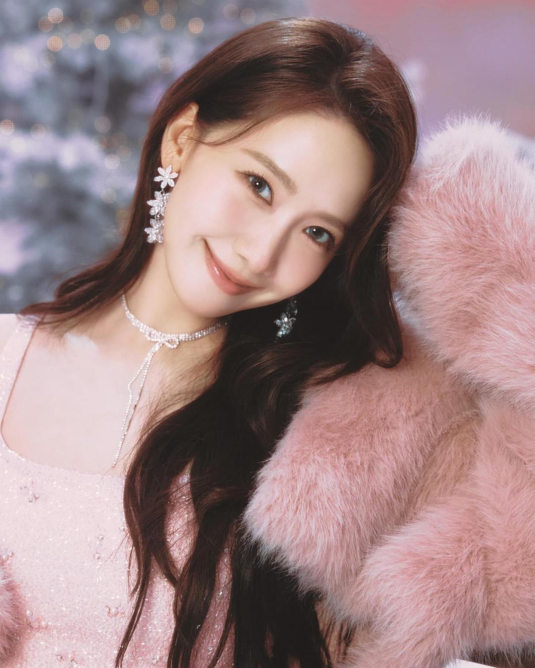 巧妙利用璀璨飾品妝點造型。（翻攝自instagram）