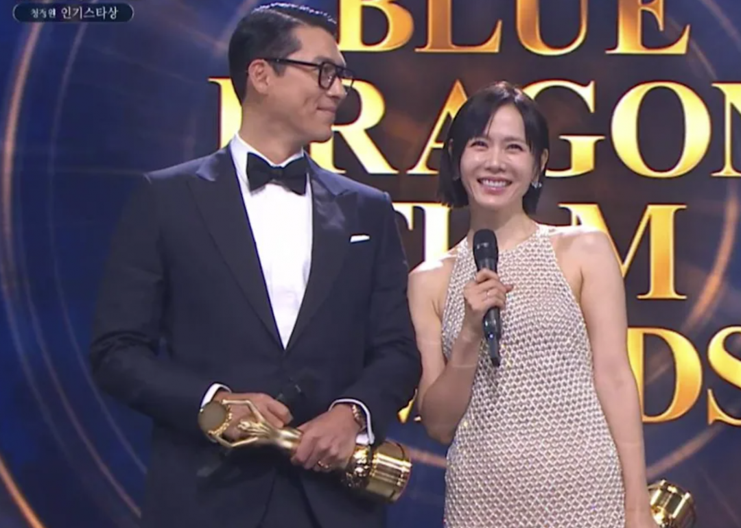 青龍獎頒獎典禮上，孫藝真在玄彬身邊顯得嬌小。