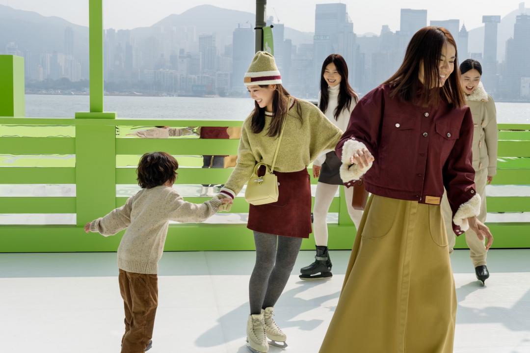 金世正穿短裙展現甜美感，現身LONGCHAMP期間限定的戶外溜冰場滑冰。