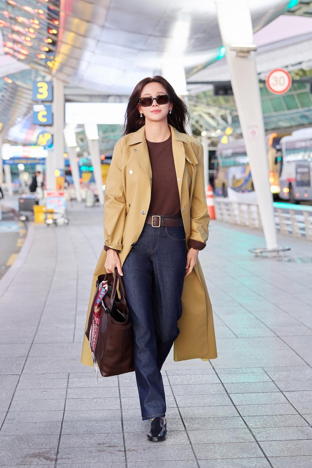 出發前，金世正以率性俐落風格現身機場。