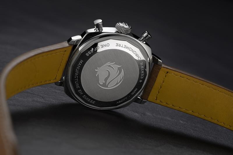 後底蓋鐫刻夜影黑駒頭部側影「ONE OF 288」限量編號。（Breitling提供）