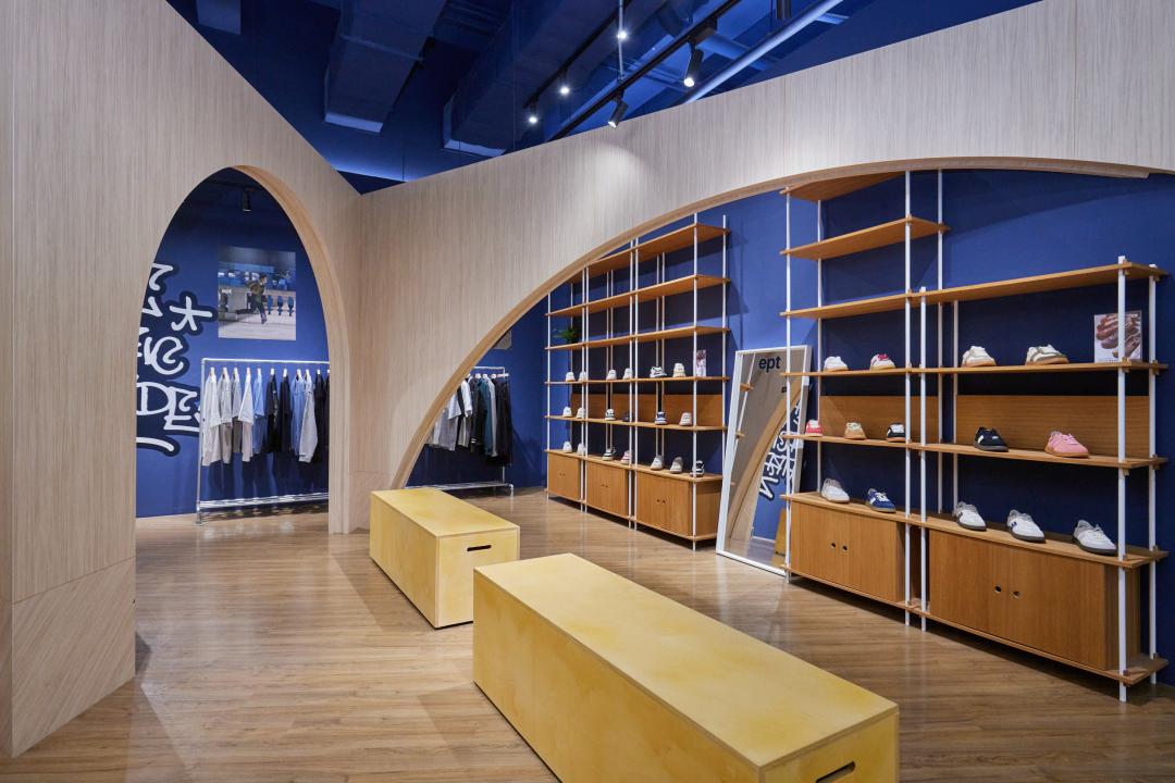 EPT台中快閃店以品牌經典藍色與木質裝潢營造質感韓系氛圍。